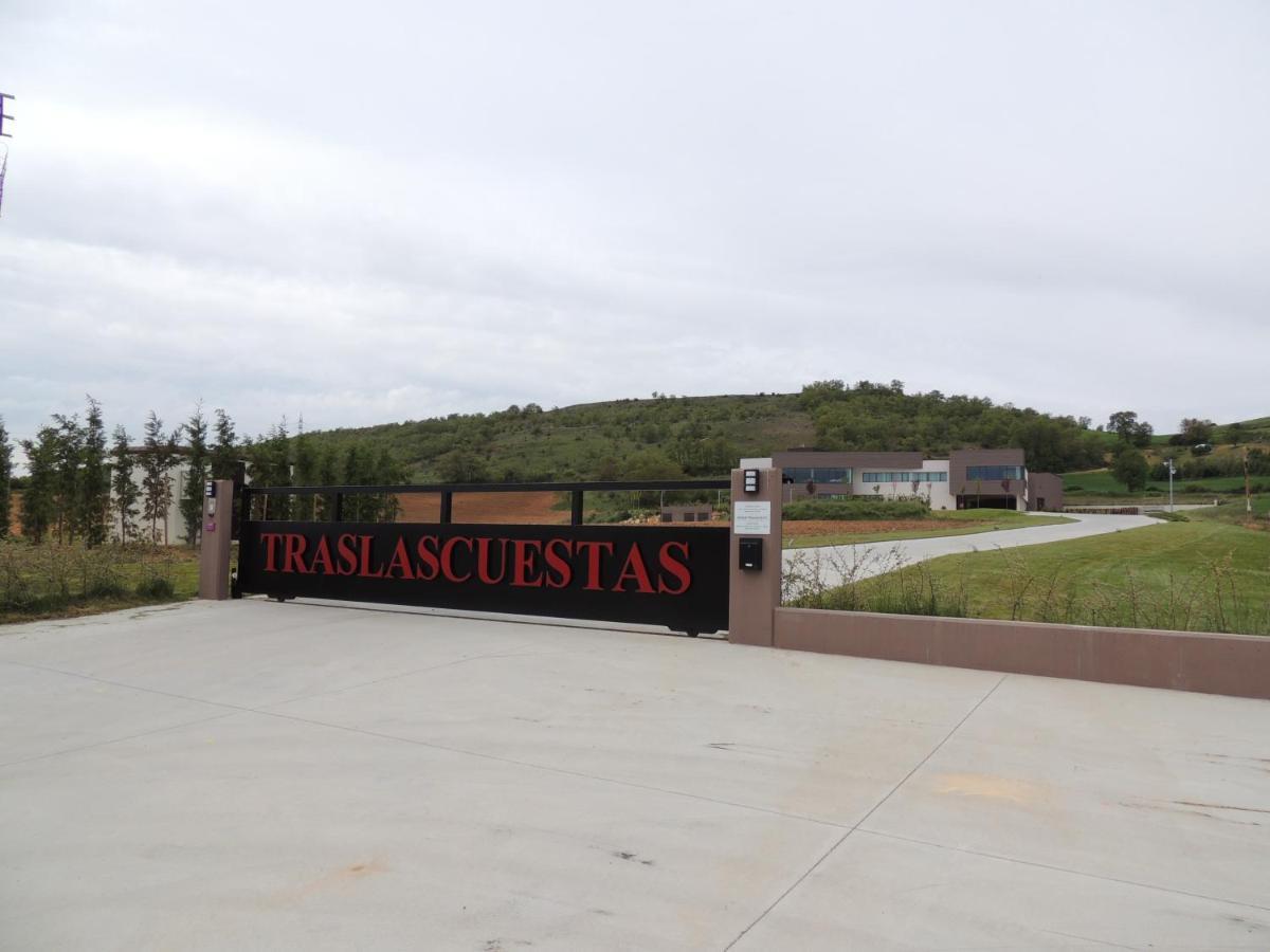 Hotel Bodegas Traslascuestas - Grupo Pierola Valcavado de Roa Экстерьер фото
